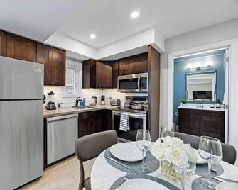 Casa St Clair Hotel Stylish Modern Family Suite with Patio - Toronto - Cuisine