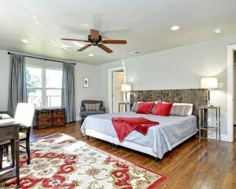 Private Pool & Hot Tub! Charming Hill Country Home Minutes to Wineries/Shops! - Johnson City - Bedroom