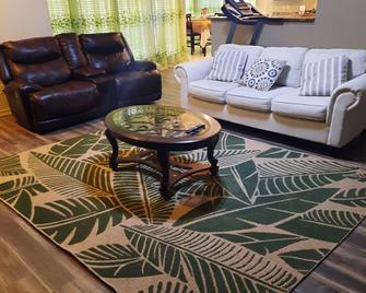 Beautiful 4 Bedroom Spacious Home For Your Dream Vacation - Mansfield - Living room