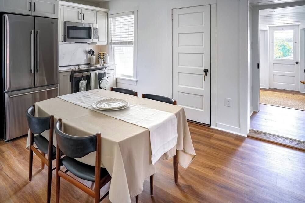 Stylish Apt Walk to Shops, Dining and Bucknell