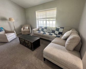 The Farmhouse at Origins Ranch - Plant City - Living room