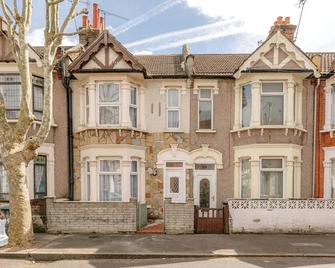 Beautiful 4-Bed House with garden in london - London - Building