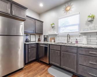 Rock & Roll House, Fiber Internet, Roku Tv, Washer & Dryer, By Dt Chickasha & Leg Lamp! - Chickasha - Cocina