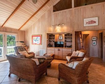 A boater's dream home with a private dock UP THE CREEK from Hope Town Harbor. - Hope Town - Pokój dzienny