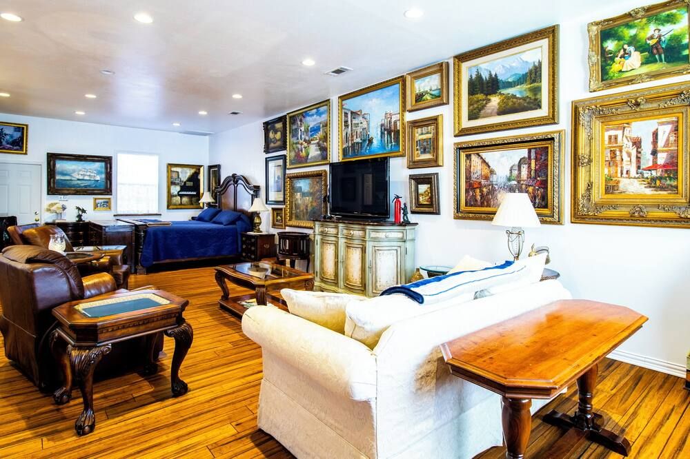 Vintage / antique 1200 sq. ft. interior studio & parking - דאלאס - סלון