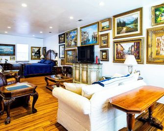 Vintage / antique 1200 sq. ft. interior studio & parking - דאלאס - סלון