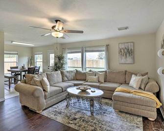 Spacious Houston Home about 22 Mi to Downtown! - Houston - Pokój dzienny