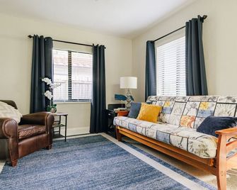 Two blocks from Beach - Walk to the water! - Pompano Beach - Living room