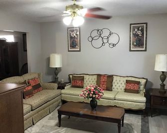 White Knoll Bungalow - Lexington - Вітальня