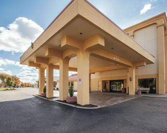 Majestica Inn and Suites - Canton - Gebäude