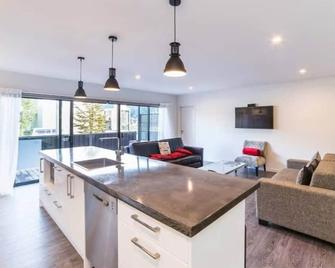 Central Spa Getaway (F2) - Queenstown - Olohuone