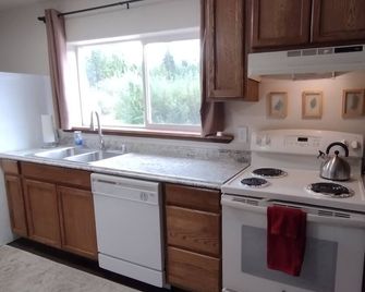 Aurora Moose Getaway - a cozy & private cabin great for northern lights & moose - North Pole - Cocina