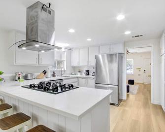 Golden Hour Paradise - Azusa - Kitchen