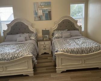 Luxury Home 3300 Sq Ft, Quiet Neighborhood - Apple Valley - Bedroom