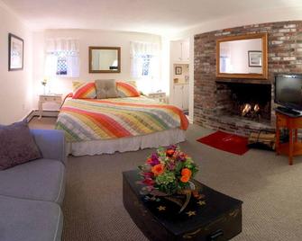 Lamb and Lion Inn - Barnstable - Living room