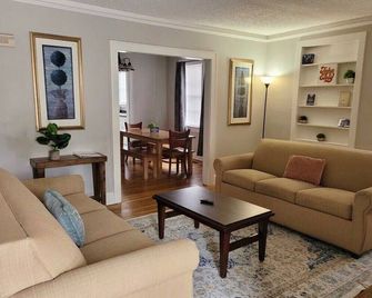 Near Usc & Ft Jackson, Wifi & Pet Friendly! - Columbia - Living room