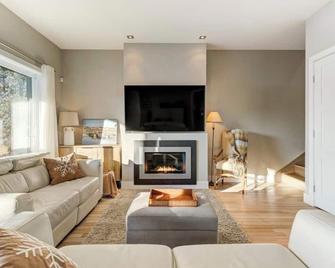 New Waterfront Home - Lovering Lake - Le Love - Stanstead - Living room