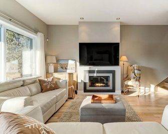 New Waterfront Home - Lovering Lake - Le Love - Stanstead - Living room