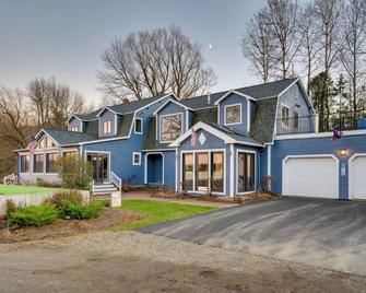 Lakeside Couples Escape with Dock in Newport! - Newport - Edificio