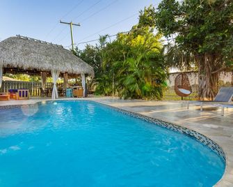 Tiki Paradise Oasis Home + Pool, Tiki Hut & 10 Min to Beach! New Outdoor Kitchen - West Palm Beach - Pool