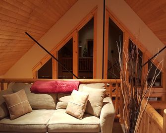 Luxurious 3BR/2BA Eagle Crest Chalet on Golf Course w/ Private Hot Tub & Garage - Redmond - Sala de estar