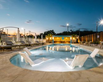 Tru by Hilton Distrito Palmerola - Coronel E Soto Cano AB - Piscina