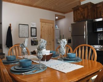 Cozy 5-Star lakeview cabin. - Island Park - Eetruimte