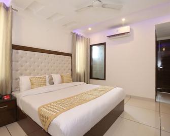 Oyo 9420 Hotel Silver Palm - Panchkula - Bedroom