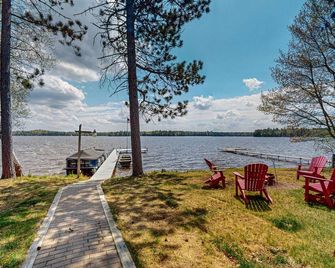 Rustic Cozy lakefront Cabin with dock, fire pit, gas grill, W/D & quiet location - Saint Germain - Patio
