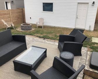 One Bedroom Basement For Stay - Regina - Patio