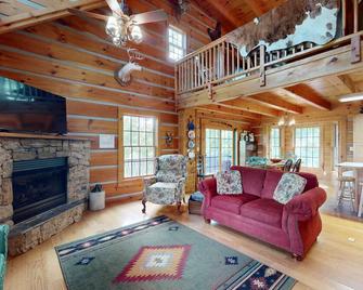 Doolittle mountain cabin with hot tub, firepit & river views | near Asheville - Marshall - Sala de estar