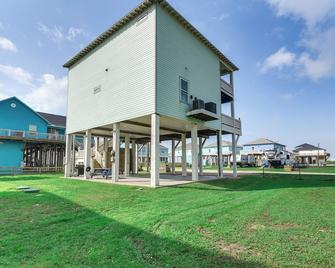 Walk to Coast Crystal Beach Gem with Deck and Views - Crystal Beach - Gebouw