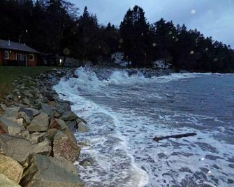 Courtenay Walk-On Oceanfront Cottage (A) at Udina Bay Vancouver Island - Courtenay - Building