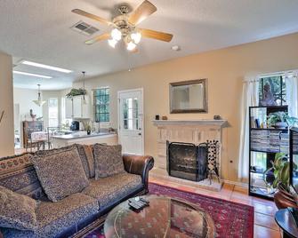Warm, Cozy Home 30 Min From Downtown Austin - Cedar Park - Living room