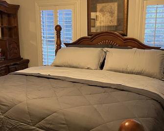 Quiet home in downtown Terrell with a hot tub. - Terrell - Ložnice