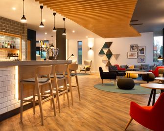 Holiday Inn Express Cheltenham Town Centre By IHG - Cheltenham - Bar