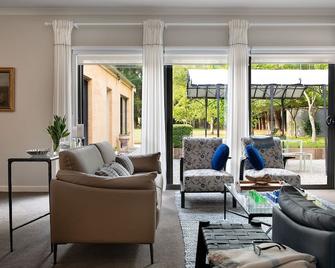 Maison 24 - Trentham - Living room