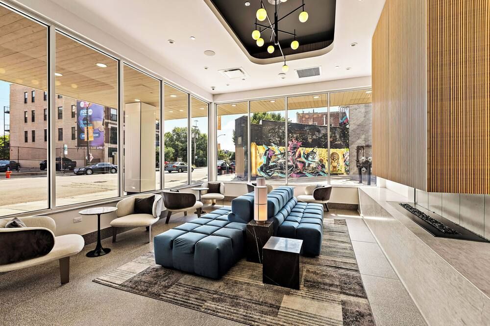 Designer 3BR Penthouse l Private Patio l Rooftop l Gym l 5-Star Location - Chicago - Lobby