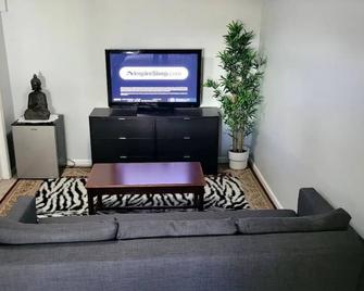 Spacious Atelier & Urban Retreat - Private Basement Suite in Springfield - Springfield - Living room