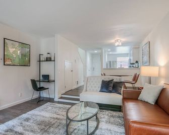 Moon River Suites #4 - North Bend - Living room