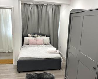 Charming 1-Bed Studio in London - London - Bedroom