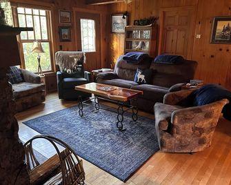 Adorable Mountain Getaway - Shaver Lake - Living room