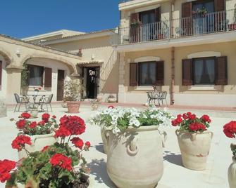 Hotel La Corte Del Sole - Noto - Innenhof