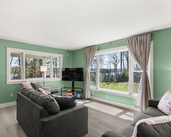 Tides' Reach - Private Waterfront King Beds - Orland - Sala de estar