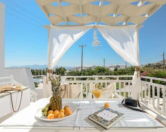 Birikos Hotel & Suites - Agios Prokopios - Balkon