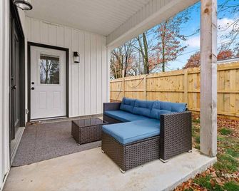 Central Getaway Off of I-49 - Springdale - Patio