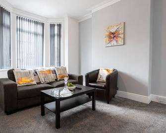 Lovely house close to restaurants and shops. 7 minutes from Manchester Airport. - Cheadle