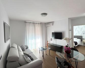 Hostal Apàrtamentos Abril - Nerja - Living room