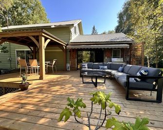 5 bedroom Rustic Farmhouse w acres of solitude, close to Niagara & Wine Country - Fort Erie - Patio