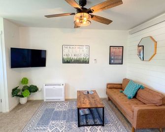 Cozy Apt, Great Location, Patio, Walk to Downtown! - Spearfish - Living room